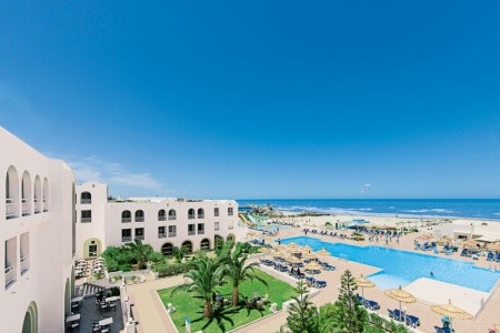 Tunisko s venkovním bazénem