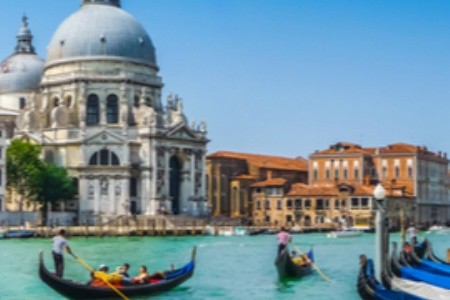 Benátky v ohrožení: Město gondol se topí v záplavách turistů