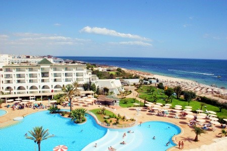 Tunisko s venkovním bazénem