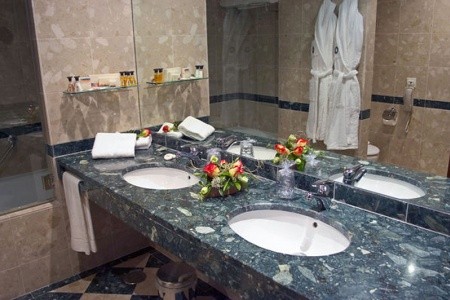 Portugalsko  Holiday Inn Porto - Gaia 4 dňový pobyt Raňajky Letecky Letisko: Viedeň February 2026 (18/02/26-21/02/26)