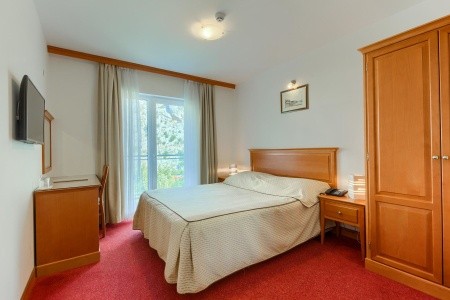 Chorvátsko Omiš Villa Rajski Dvor 11 dňový pobyt Raňajky Letecky Letisko: Praha October 2025 ( 2/10/25-12/10/25)