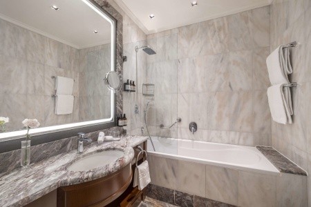 Česká republika Praha a okolie Carlo IV Prague 4 dňový pobyt Raňajky Vlastná November 2026 (26/11/26-29/11/26)