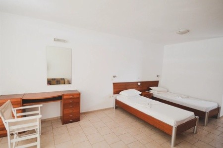 Coliseum Studios & Apartments - 8