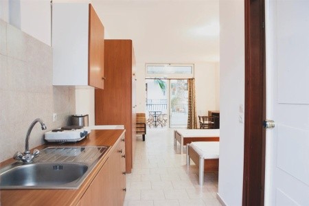 Coliseum Studios & Apartments - 9