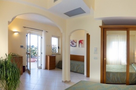 Taliansko Kalábria Residence Tirreno 7 dňový pobyt Polpenzia Letecky Letisko: Praha July 2026 ( 3/07/26- 9/07/26)