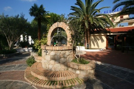 Taliansko Kalábria Residence Tirreno 7 dňový pobyt Polpenzia Letecky Letisko: Praha July 2026 ( 3/07/26- 9/07/26)