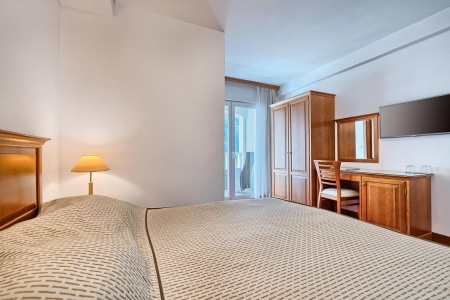 Chorvátsko Omiš Villa Rajski Dvor 11 dňový pobyt Raňajky Letecky Letisko: Praha October 2025 ( 2/10/25-12/10/25)