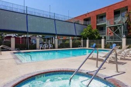 USA California Travelodge Inn By Wyndham Anaheim Disneyland Drive 14 dňový pobyt Raňajky Letecky Letisko: Viedeň September 2025 (18/09/25- 1/10/25)