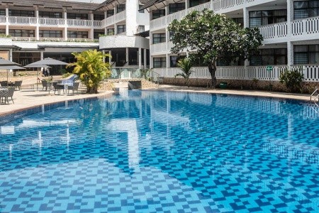 Travellers Beach Hotel & Club