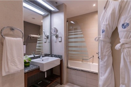 Spojené arabské emiráty Dubaj Amwaj Rotana Jumeirah Beach 14 dňový pobyt Raňajky Letecky Letisko: Praha June 2025 (20/06/25- 3/07/25)