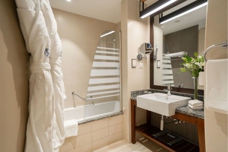 Spojené arabské emiráty Dubaj Amwaj Rotana Jumeirah Beach 14 dňový pobyt Raňajky Letecky Letisko: Praha June 2025 (20/06/25- 3/07/25)