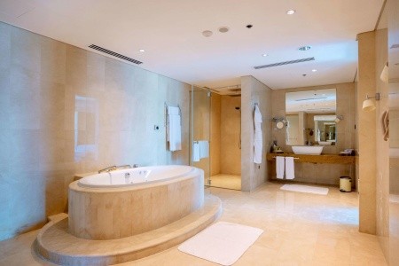 Katar Doha Hilton Doha 8 dňový pobyt Raňajky Letecky Letisko: Praha July 2026 (26/07/26- 2/08/26)