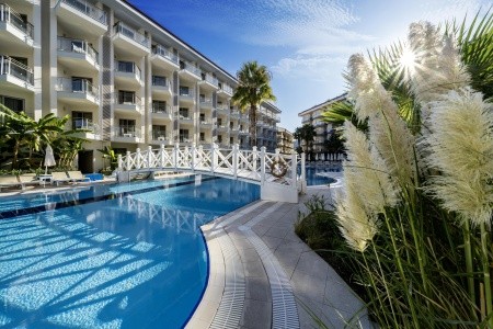 Ramada Hotel & Suites By Wyndham - 8