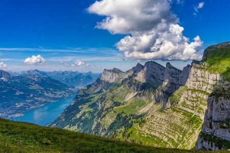 Jezero Wolfgangsee a zubačka na Schafberg