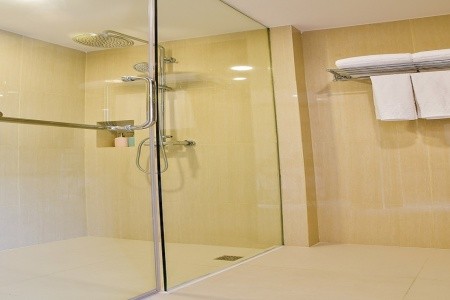 Thajsko Pattaya Golden Tulip Pattaya Beach Resort 9 dňový pobyt Polpenzia Letecky Letisko: Praha August 2026 (26/08/26- 3/09/26)