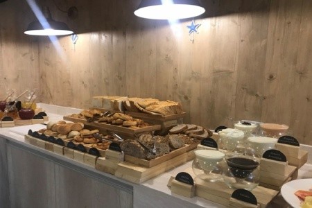 Thajsko Pattaya Golden Tulip Pattaya Beach Resort 9 dňový pobyt Polpenzia Letecky Letisko: Praha August 2026 (26/08/26- 3/09/26)