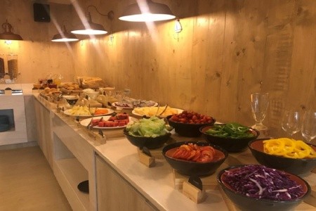 Thajsko Pattaya Golden Tulip Pattaya Beach Resort 9 dňový pobyt Polpenzia Letecky Letisko: Praha August 2026 (26/08/26- 3/09/26)