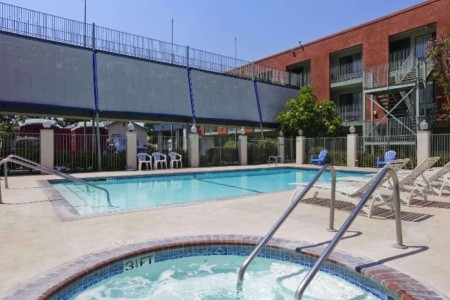 USA California Travelodge Inn By Wyndham Anaheim Disneyland Drive 14 dňový pobyt Raňajky Letecky Letisko: Viedeň September 2025 (18/09/25- 1/10/25)