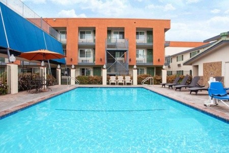 USA California Travelodge Inn By Wyndham Anaheim Disneyland Drive 14 dňový pobyt Raňajky Letecky Letisko: Viedeň September 2025 (18/09/25- 1/10/25)