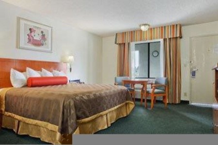 USA California Travelodge Inn By Wyndham Anaheim Disneyland Drive 14 dňový pobyt Raňajky Letecky Letisko: Viedeň September 2025 (18/09/25- 1/10/25)