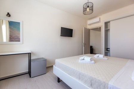 Aqua Luxury Suites - 9