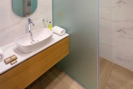 The City Hotel & Suites