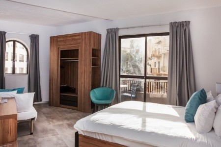 Pebbles Resort (St. Paul’s Bay)