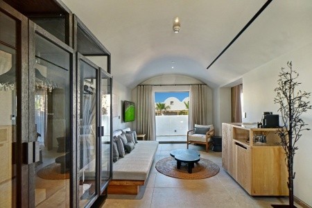 Grécko Santorini Radisson Blu Zaffron Resort 12 dňový pobyt Raňajky Letecky Letisko: Viedeň July 2026 (14/07/26-25/07/26)