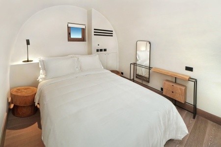 Grécko Santorini Radisson Blu Zaffron Resort 12 dňový pobyt Raňajky Letecky Letisko: Viedeň July 2026 (14/07/26-25/07/26)