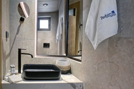 Grécko Santorini Radisson Blu Zaffron Resort 12 dňový pobyt Raňajky Letecky Letisko: Viedeň July 2026 (14/07/26-25/07/26)