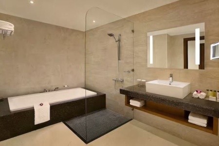 Spojené arabské emiráty Ras Al Khaimah Doubletree By Hilton & Spa Marjan Island 8 dňový pobyt Ultra All inclusive Letecky Letisko: Viedeň March 2026 (31/03/26- 7/04/26)