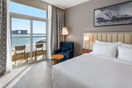 Spojené arabské emiráty Ras Al Khaimah Radisson Resort Ras Al Khaimah Marjan Island 9 dňový pobyt Polpenzia Letecky Letisko: Praha October 2026 ( 3/10/26-11/10/26)