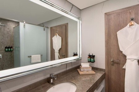 Spojené arabské emiráty Dubaj Voco Dubai The Palm 4 dňový pobyt Plná penzia Letecky Letisko: Praha September 2026 ( 6/09/26- 9/09/26)