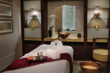 Spojené arabské emiráty Dubaj Ritz Carlton 8 dňový pobyt Raňajky Letecky Letisko: Praha July 2026 (11/07/26-18/07/26)