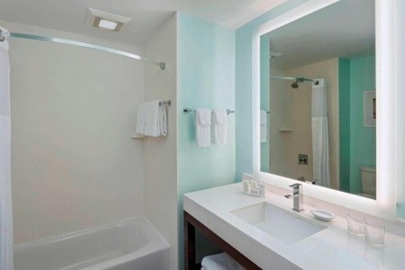 Bahamy  Courtyard Nassau Downtown/Junkanoo Beach 16 dňový pobyt Bez stravy Letecky Letisko: Viedeň January 2026 (29/01/26-13/02/26)