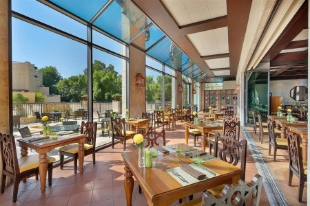Spojené arabské emiráty Ajman Ajman Saray Luxury Collection Resort 10 dňový pobyt Raňajky Letecky Letisko: Budapešť February 2027 (24/02/27- 5/03/27)