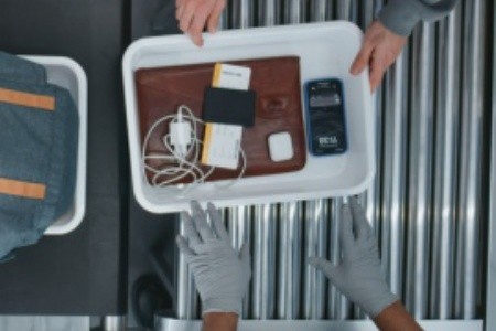 Nové letištní skenery mění pravidla: do letadla si můžete vzít až 2 litry tekutin