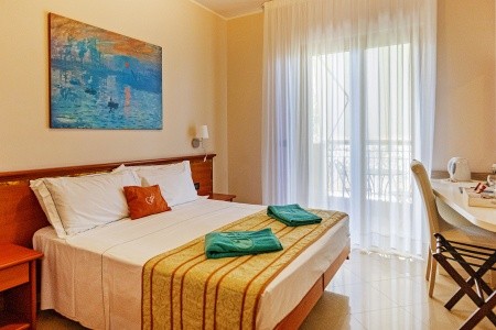 Taliansko Kalábria Piccolo 10 dňový pobyt Polpenzia Letecky Letisko: Praha June 2026 ( 2/06/26-11/06/26)