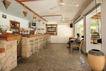 Coliseum Studios & Apartments - 7