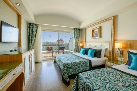 Crystal Waterworld Park Resort & Spa - 7