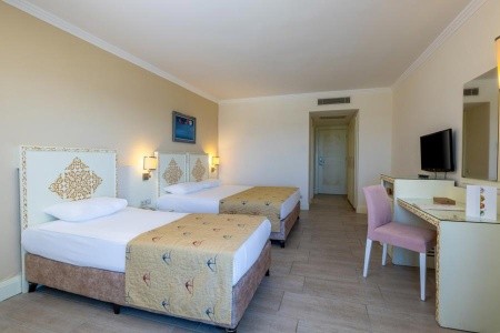 Crystal Admiral Resort & Spa - 28