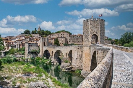 BARCELONA MONTSERRAT GIRONA A BESALÚ s pobytem u moře LET - 1