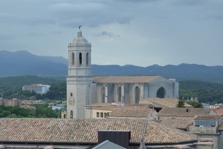 BARCELONA MONTSERRAT GIRONA A BESALÚ s pobytem u moře LET - 13