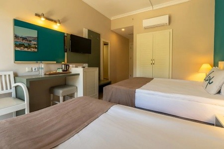 Green Bay Resort & Spa - 39