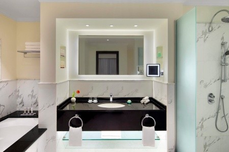 Spojené arabské emiráty Fujairah Le Meridien Al Aqah Beach Resort 14 dňový pobyt Polpenzia Letecky Letisko: Praha February 2026 ( 4/02/26-17/02/26)