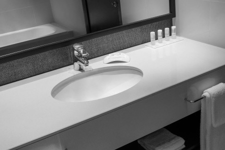 Spojené arabské emiráty Dubaj Le Meridien Mina Seyahi Beach Resort 14 dňový pobyt Raňajky Letecky Letisko: Praha April 2026 (18/04/26- 1/05/26)