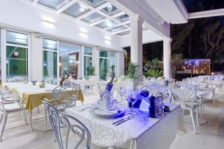 Chorvátsko Makarská riviéra Villa Bacchus 9 dňový pobyt Raňajky Letecky Letisko: Praha September 2025 (25/09/25- 3/10/25)