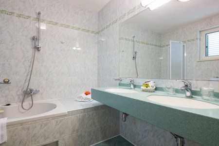 Chorvátsko Makarská riviéra Villa Bacchus 9 dňový pobyt Raňajky Letecky Letisko: Praha September 2025 (25/09/25- 3/10/25)