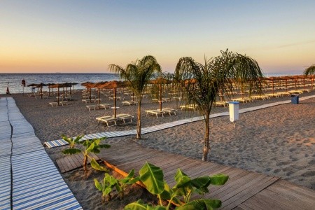 Taliansko Sicília Unahotels Naxos Beach Resort 12 dňový pobyt Polpenzia Letecky Letisko: Viedeň October 2025 (13/10/25-24/10/25)