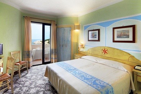 Taliansko Sardínia / Sardegna Grand Smeraldo Beach 11 dňový pobyt Raňajky Letecky Letisko: Praha September 2025 (28/09/25- 8/10/25)